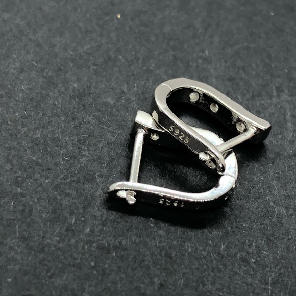 🌟 Sterling Silver CZ Earrings - Picture 3 of 4